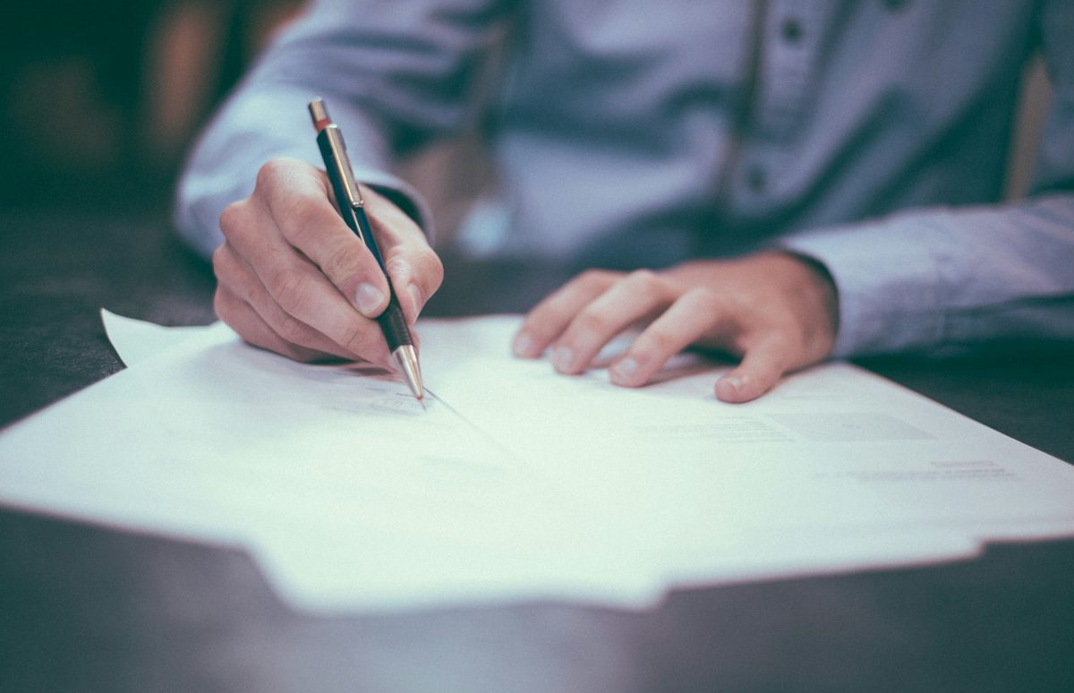 Términos de pago siendo firmados en un pedido